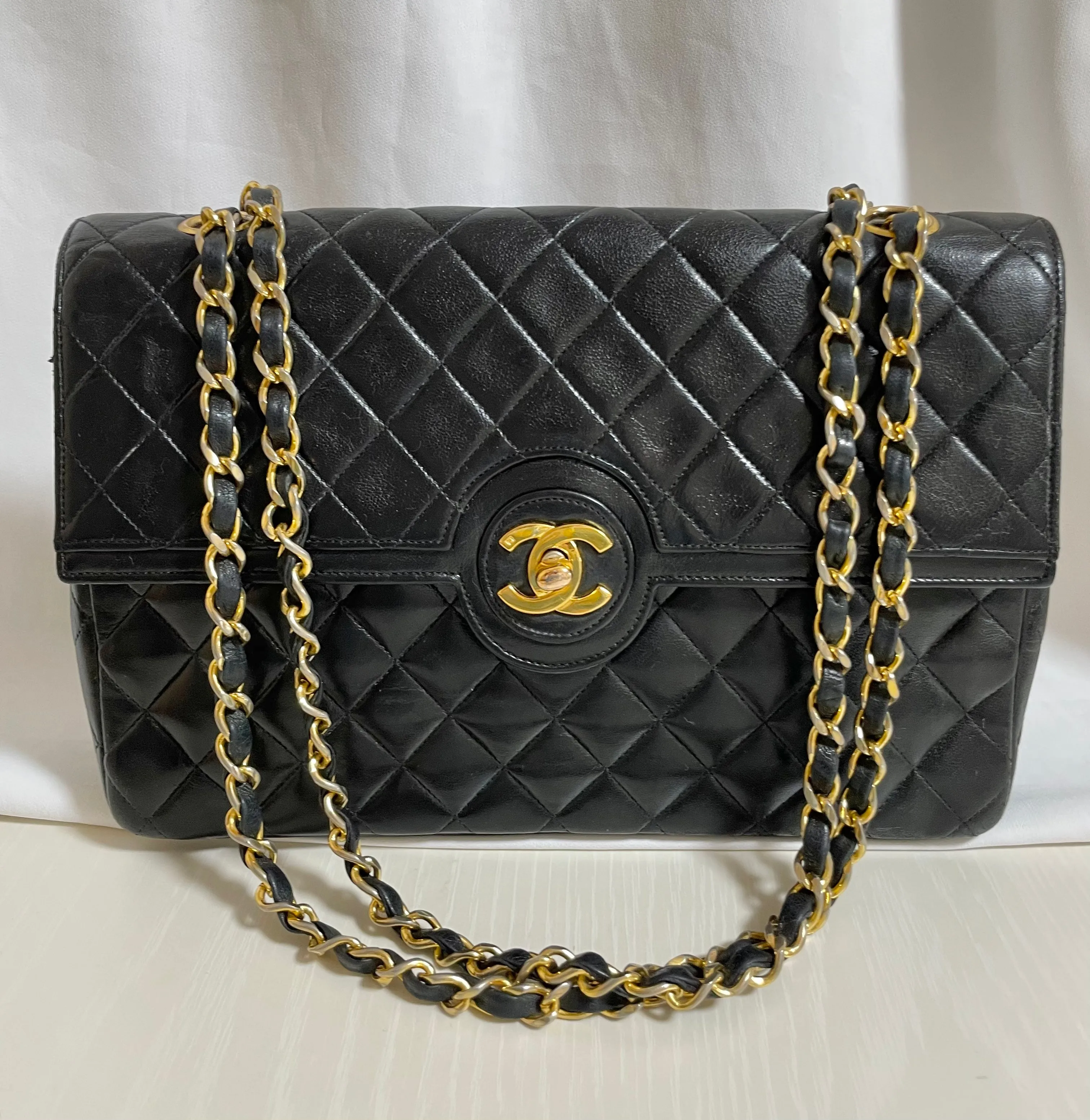 80's vintage Chanel black 2.55 shoulder bag with circle CC  flap design. Rare piece from the era. 0410283