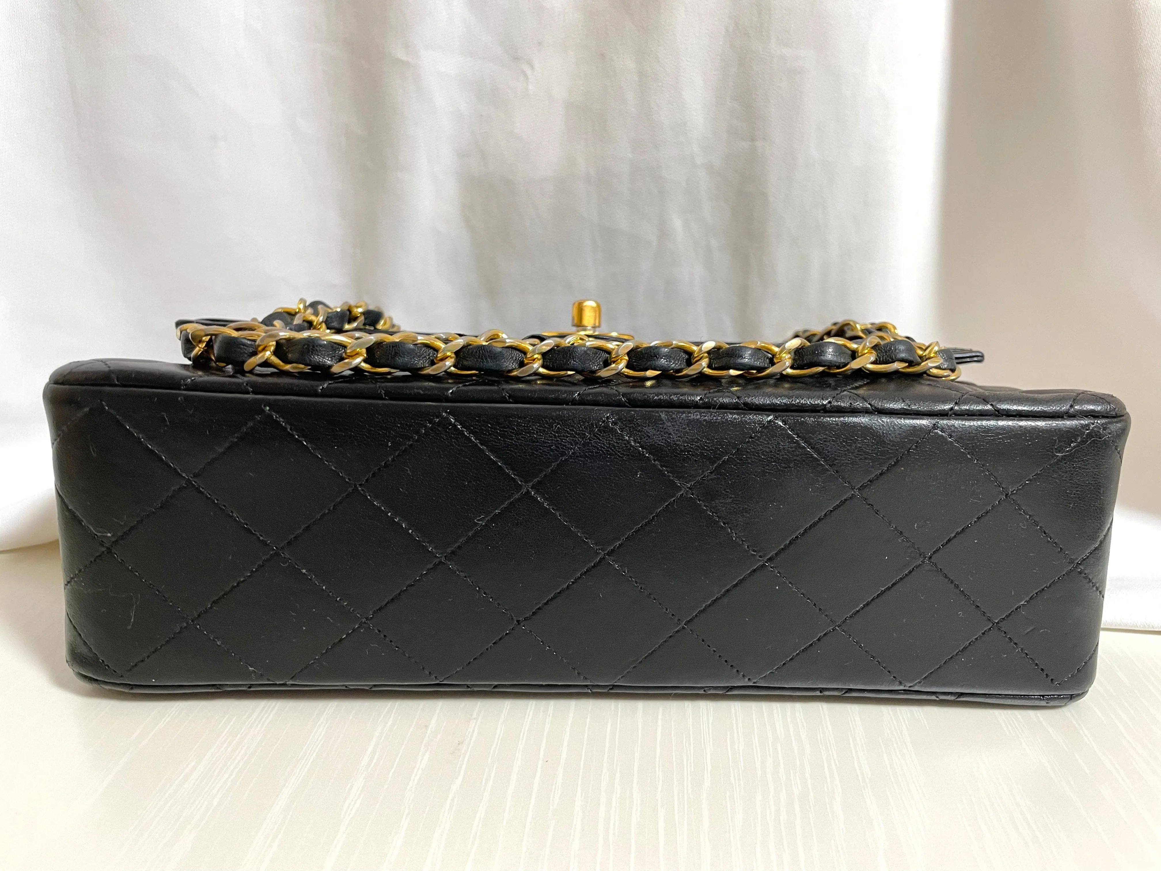 80's vintage Chanel black 2.55 shoulder bag with circle CC  flap design. Rare piece from the era. 0410283