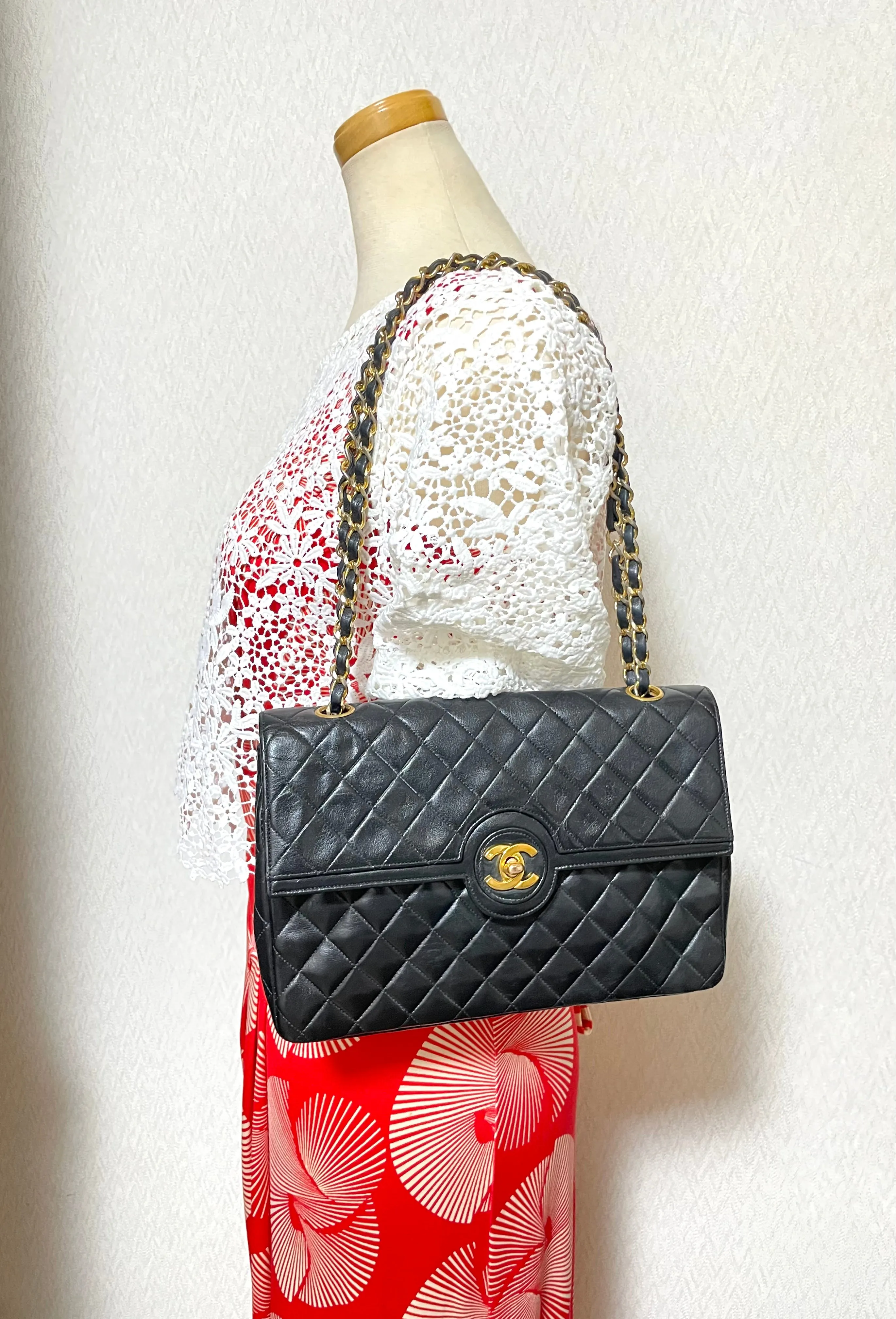 80's vintage Chanel black 2.55 shoulder bag with circle CC  flap design. Rare piece from the era. 0410283