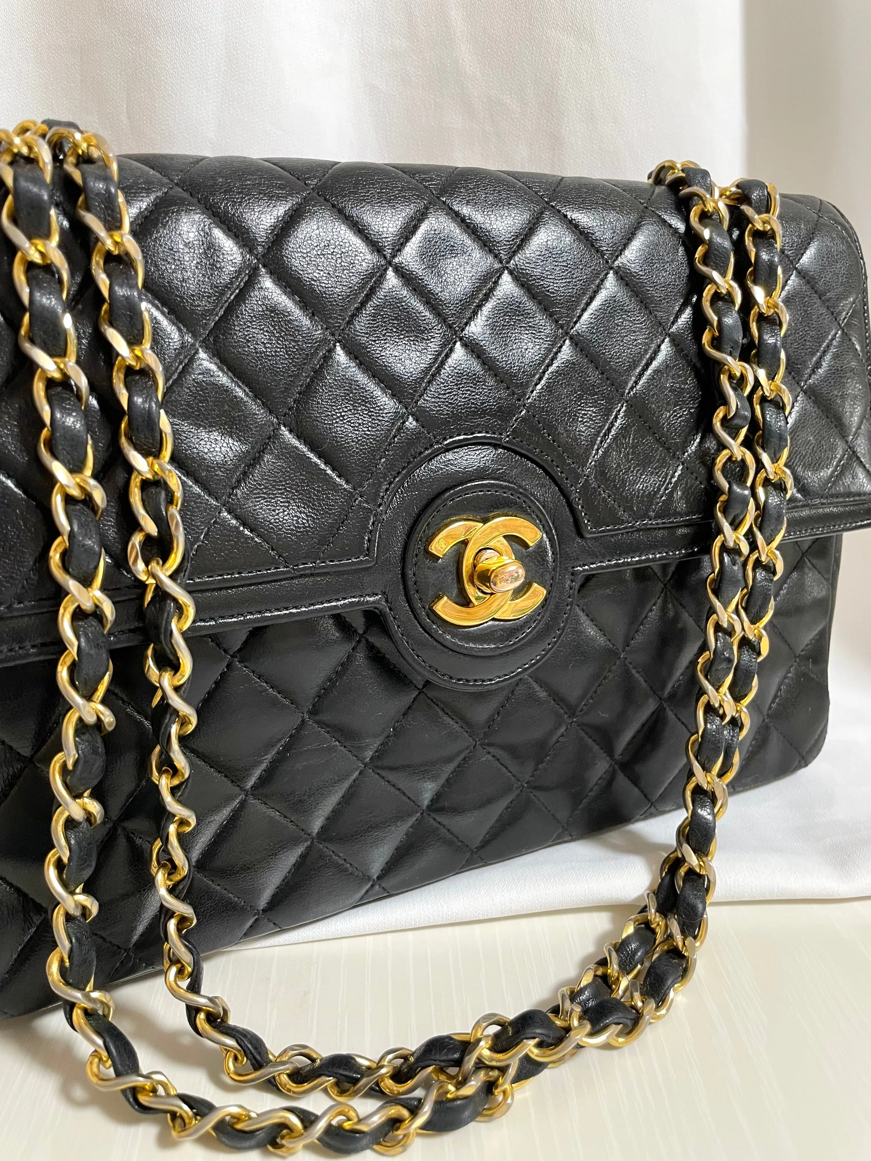 80's vintage Chanel black 2.55 shoulder bag with circle CC  flap design. Rare piece from the era. 0410283