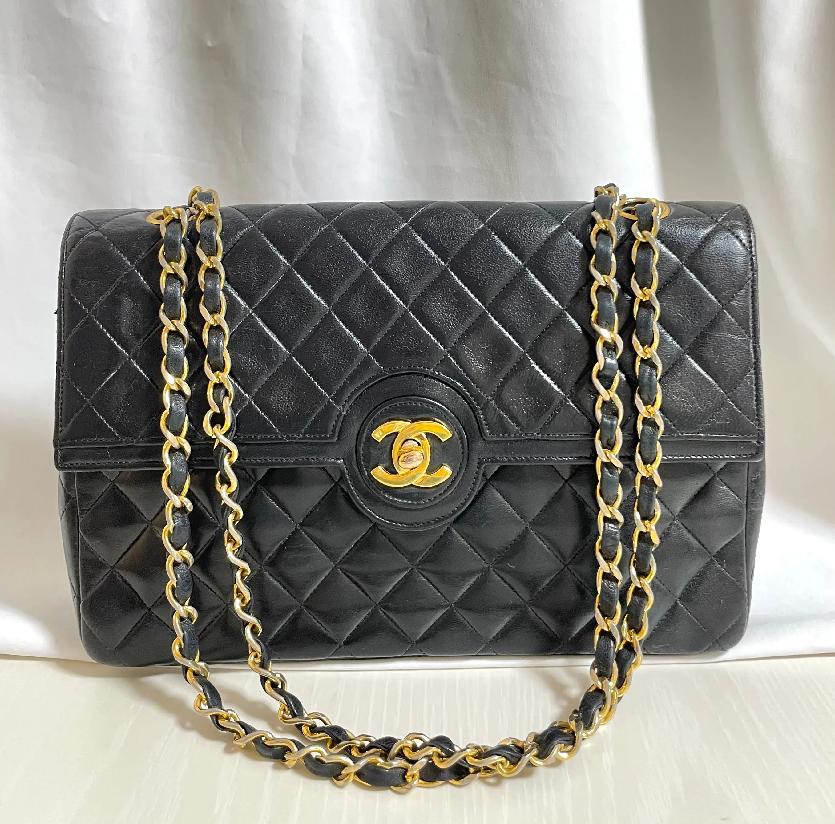 80's vintage Chanel black 2.55 shoulder bag with circle CC  flap design. Rare piece from the era. 0410283