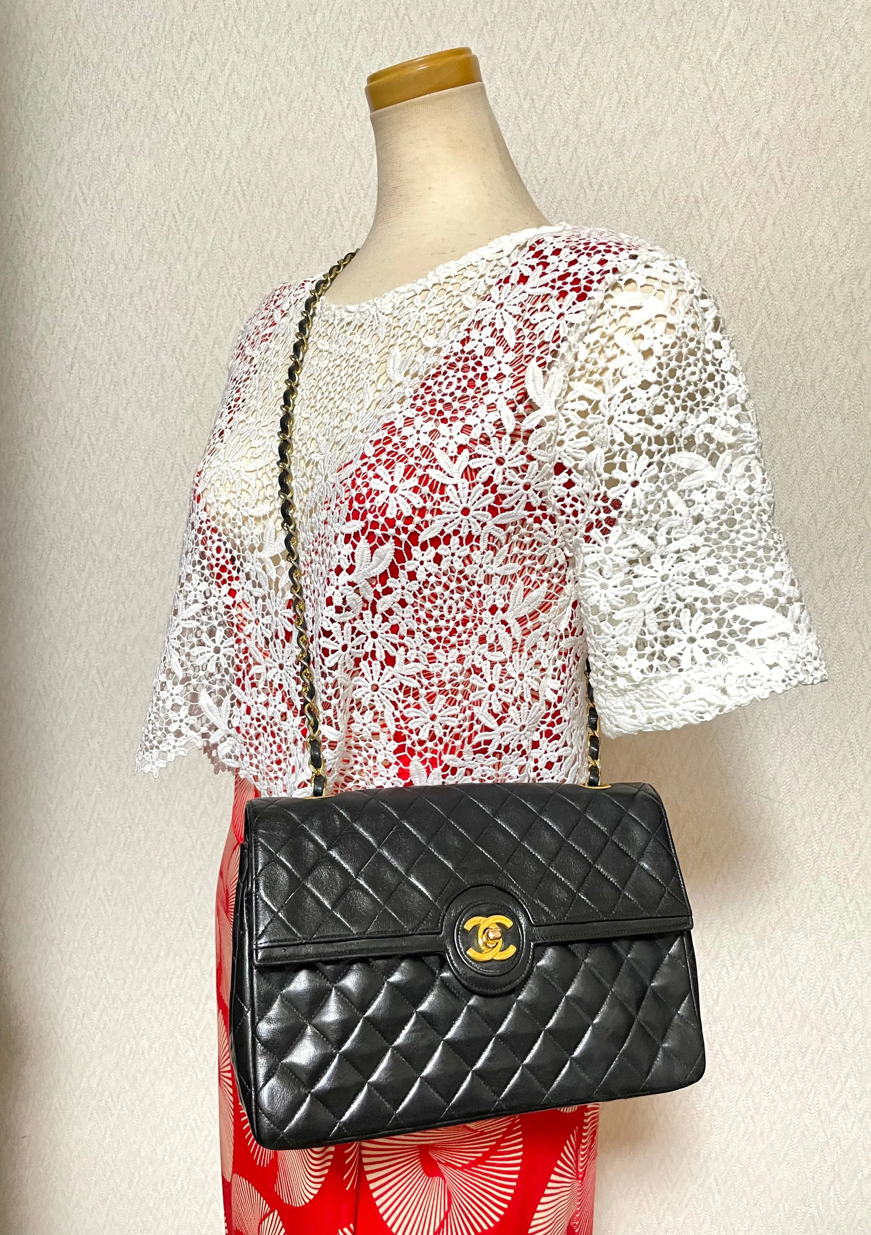 80's vintage Chanel black 2.55 shoulder bag with circle CC  flap design. Rare piece from the era. 0410283