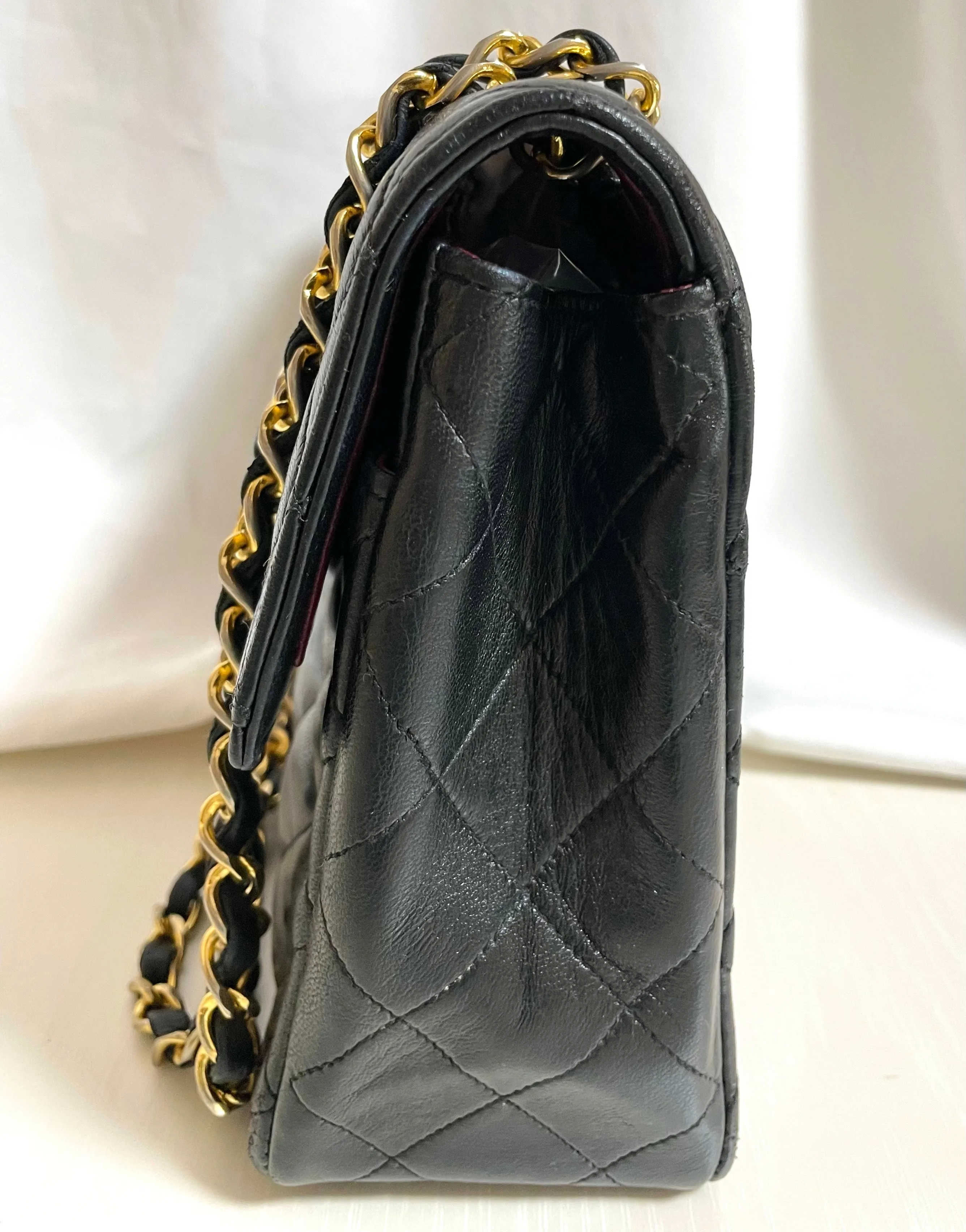 80's vintage Chanel black 2.55 shoulder bag with circle CC  flap design. Rare piece from the era. 0410283