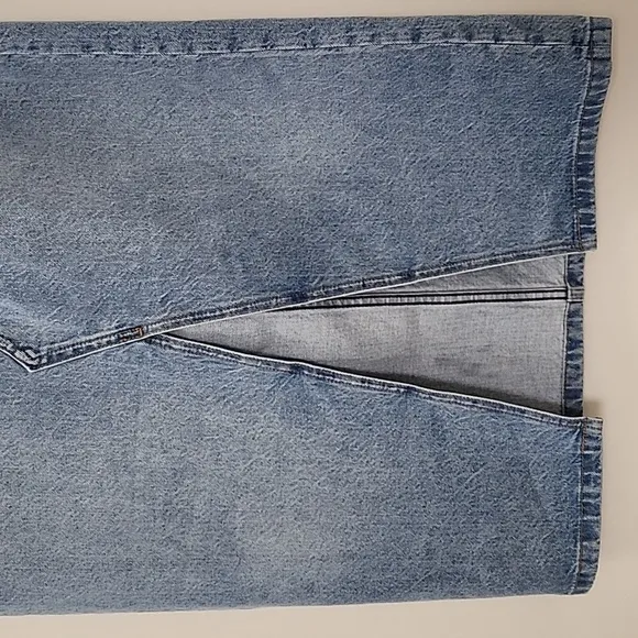 Abercrombie &amp; Fitch  High Rise Slit Dinem Midi Light Wash Skirt Size 29