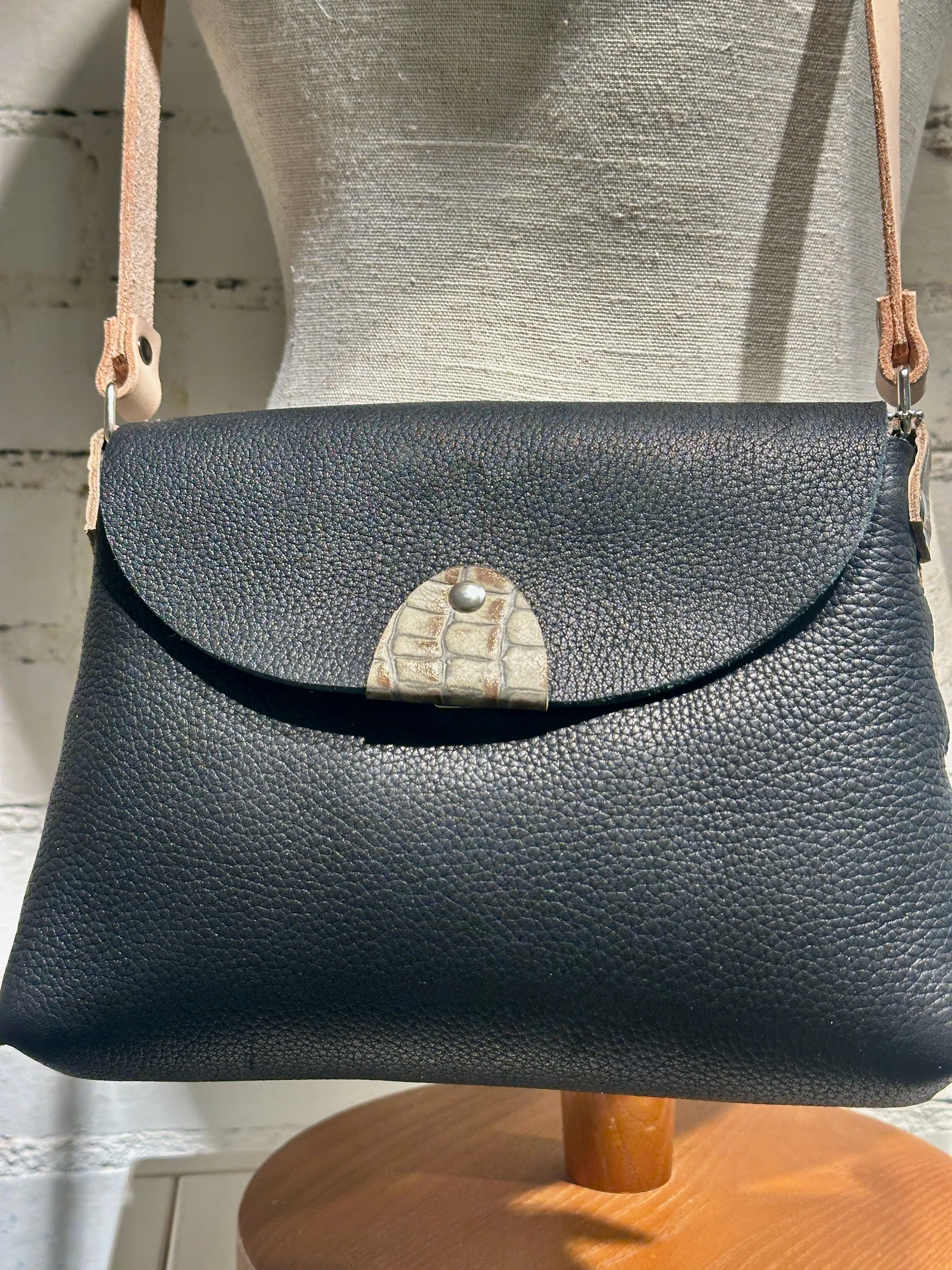 BLACK LEATHER WITH CROCODILE LEATHER CROSSBODY HANDBAG WITH ADJUSTABLE STRAP II222