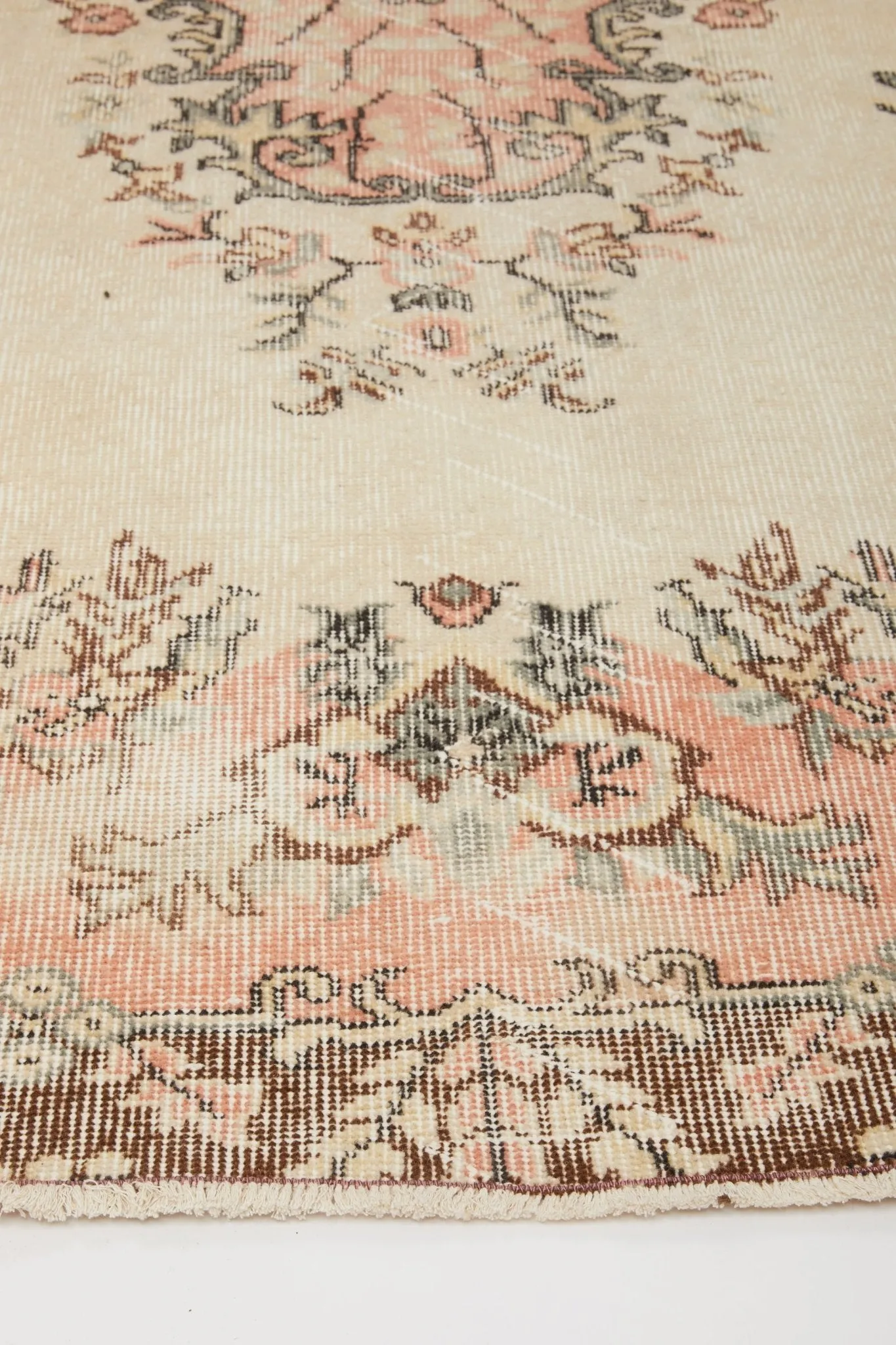 'Darwin' Vintage Turkish Distressed Area Rug- 4'7.5'' x 8'4''