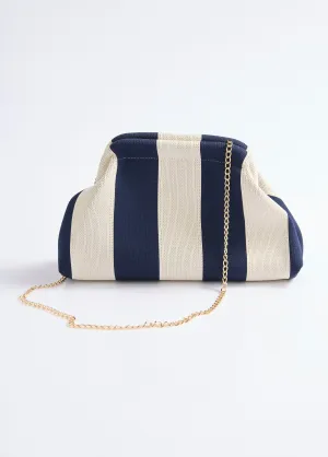 Fashionable mesh handbag with rigid clasp