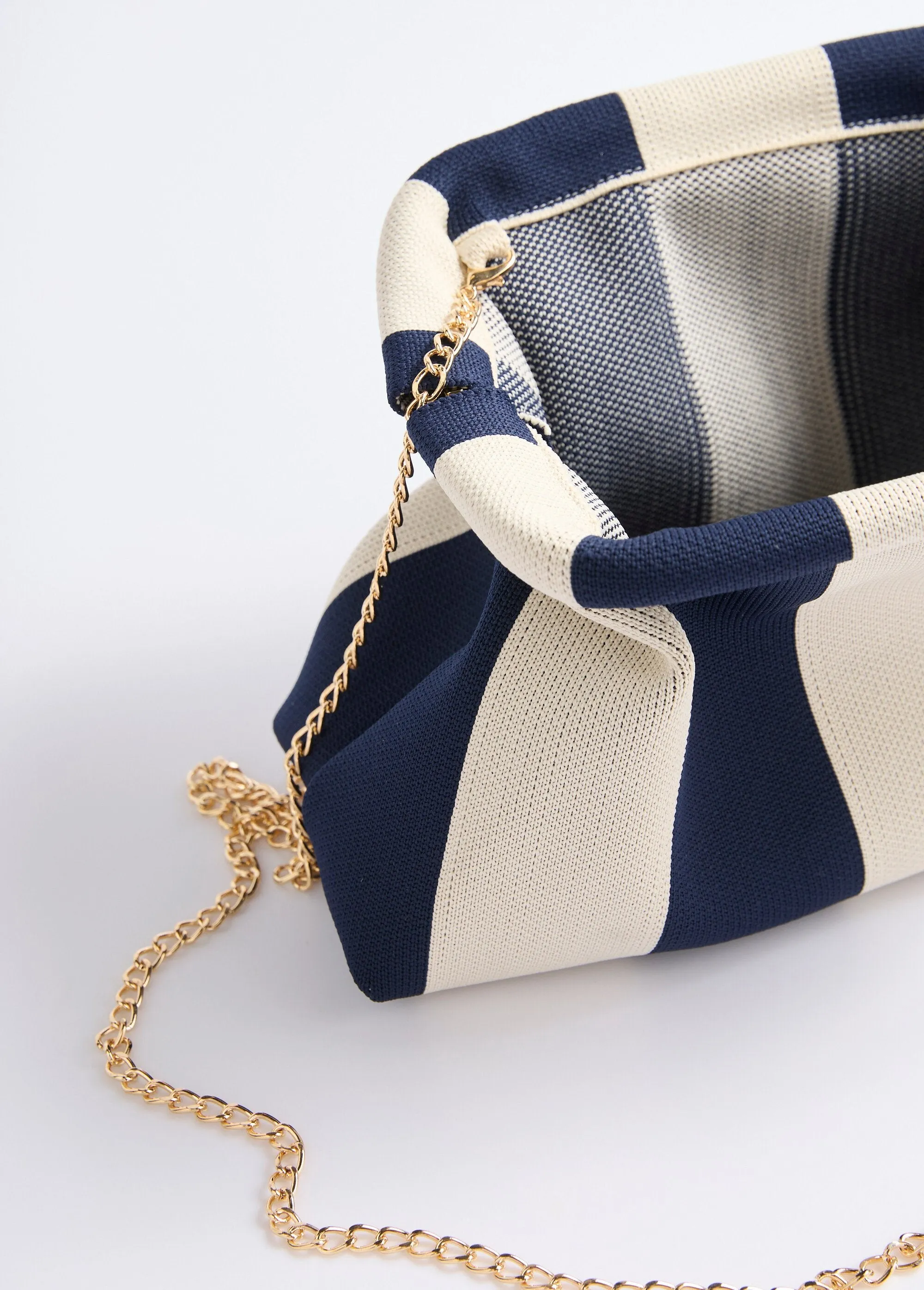 Fashionable mesh handbag with rigid clasp