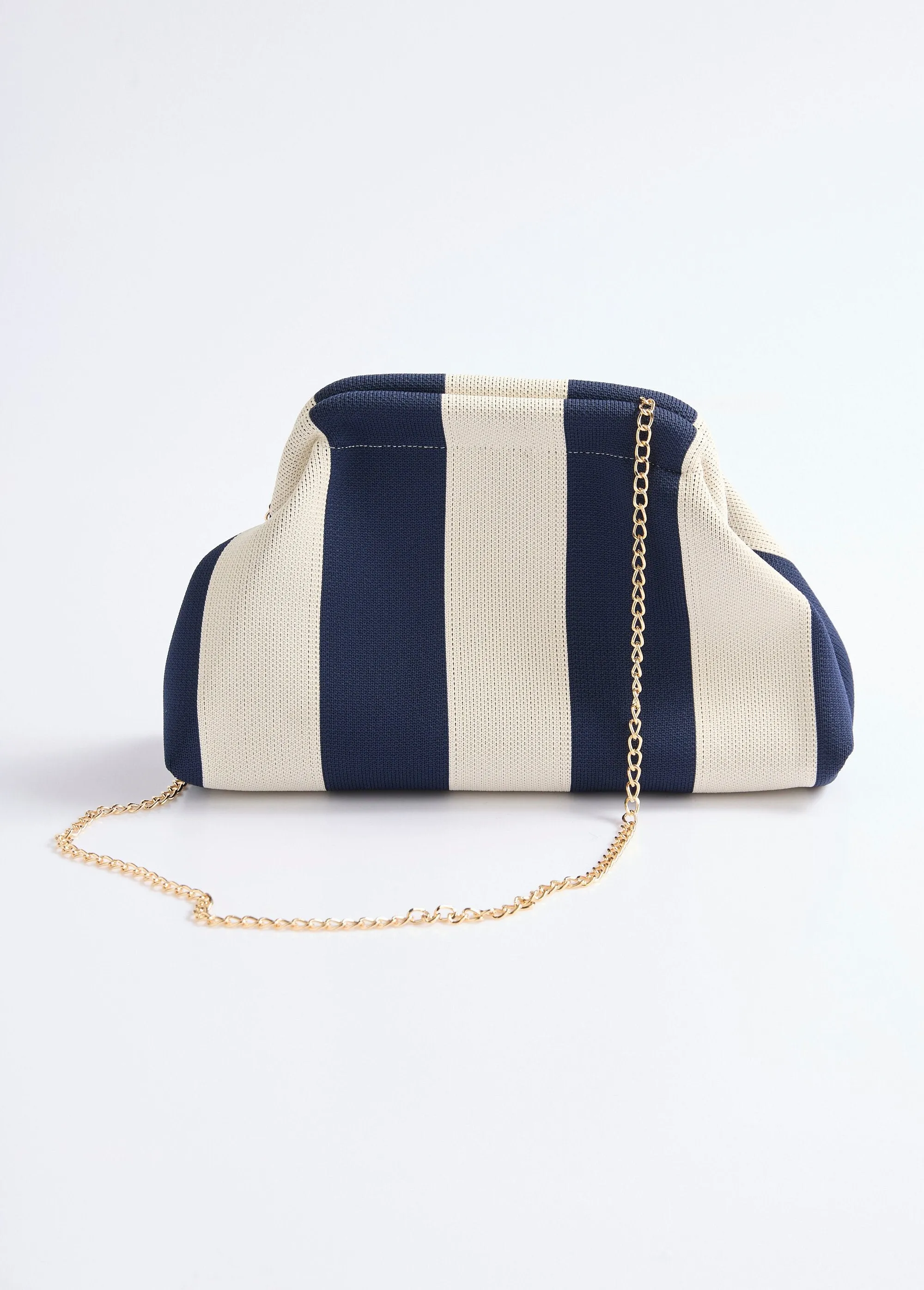 Fashionable mesh handbag with rigid clasp