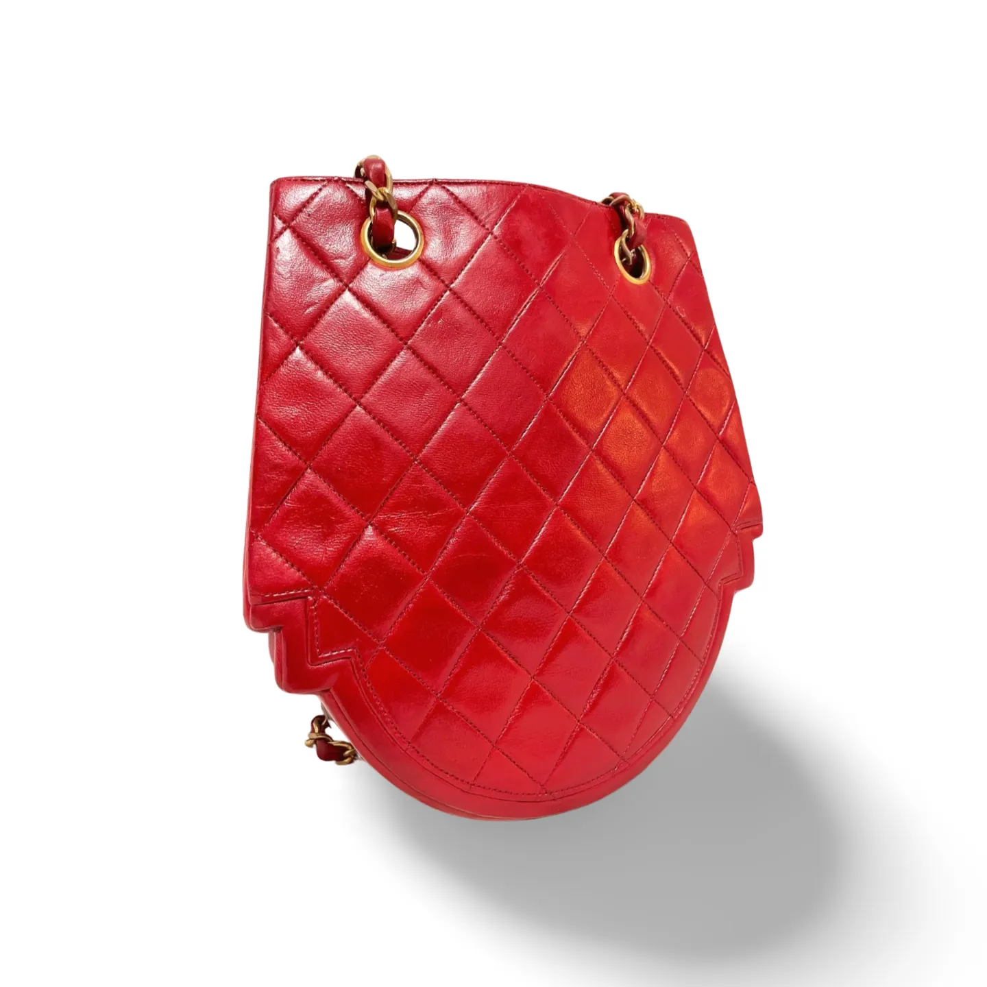 Vintage Chanel red lambskin chain shoulder bag with CC mark and gold chain in rare and unique round shape. 060723ac3