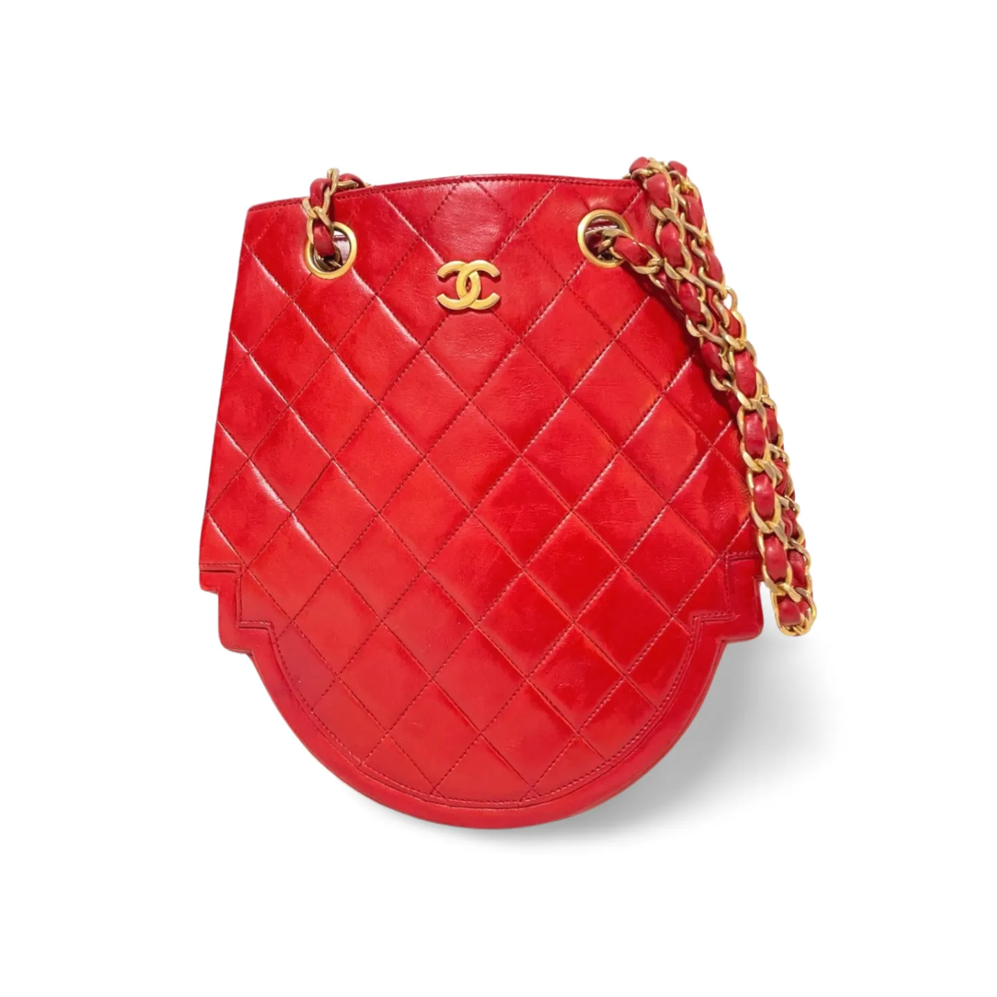 Vintage Chanel red lambskin chain shoulder bag with CC mark and gold chain in rare and unique round shape. 060723ac3