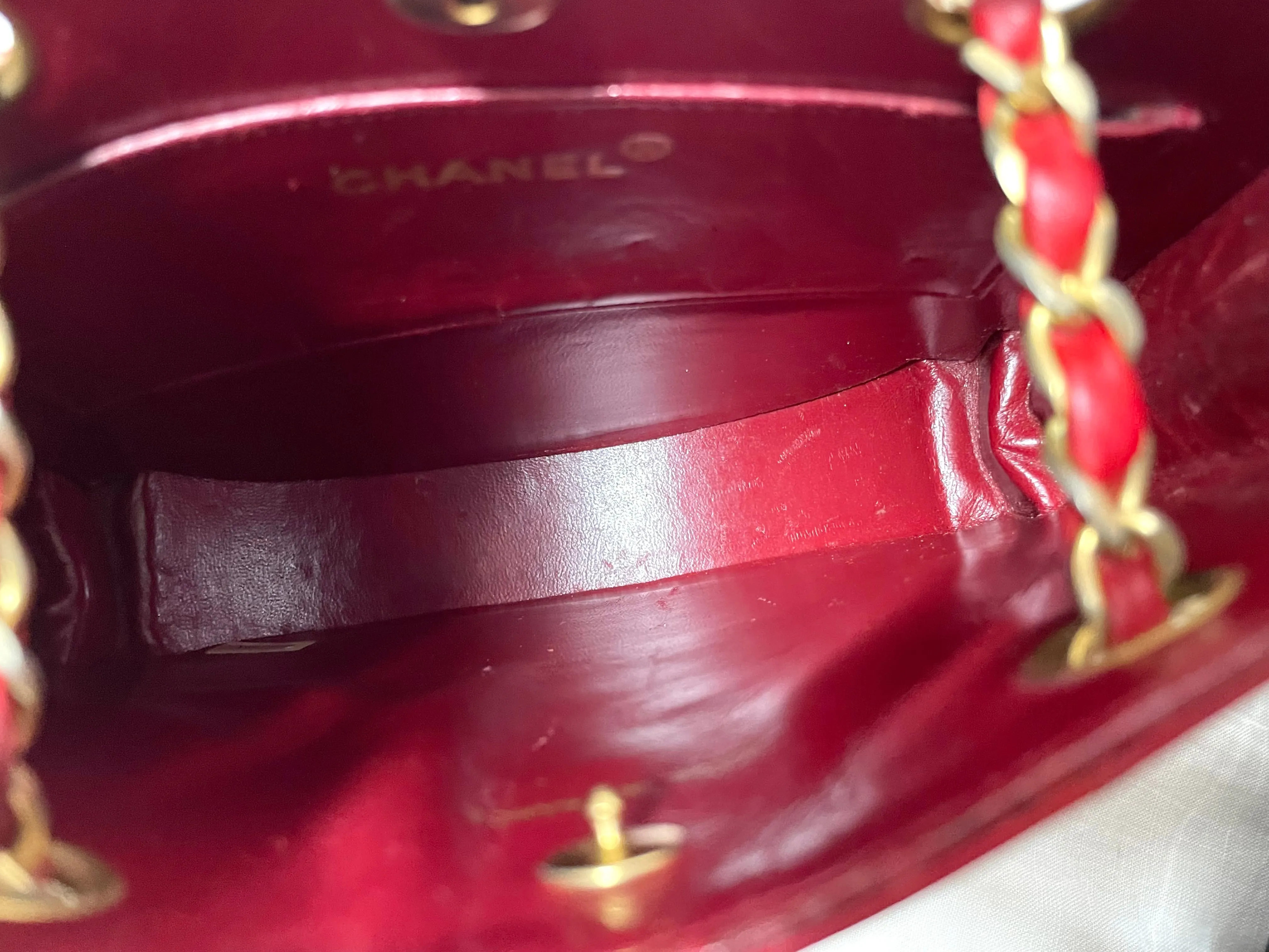 Vintage Chanel red lambskin chain shoulder bag with CC mark and gold chain in rare and unique round shape. 060723ac3