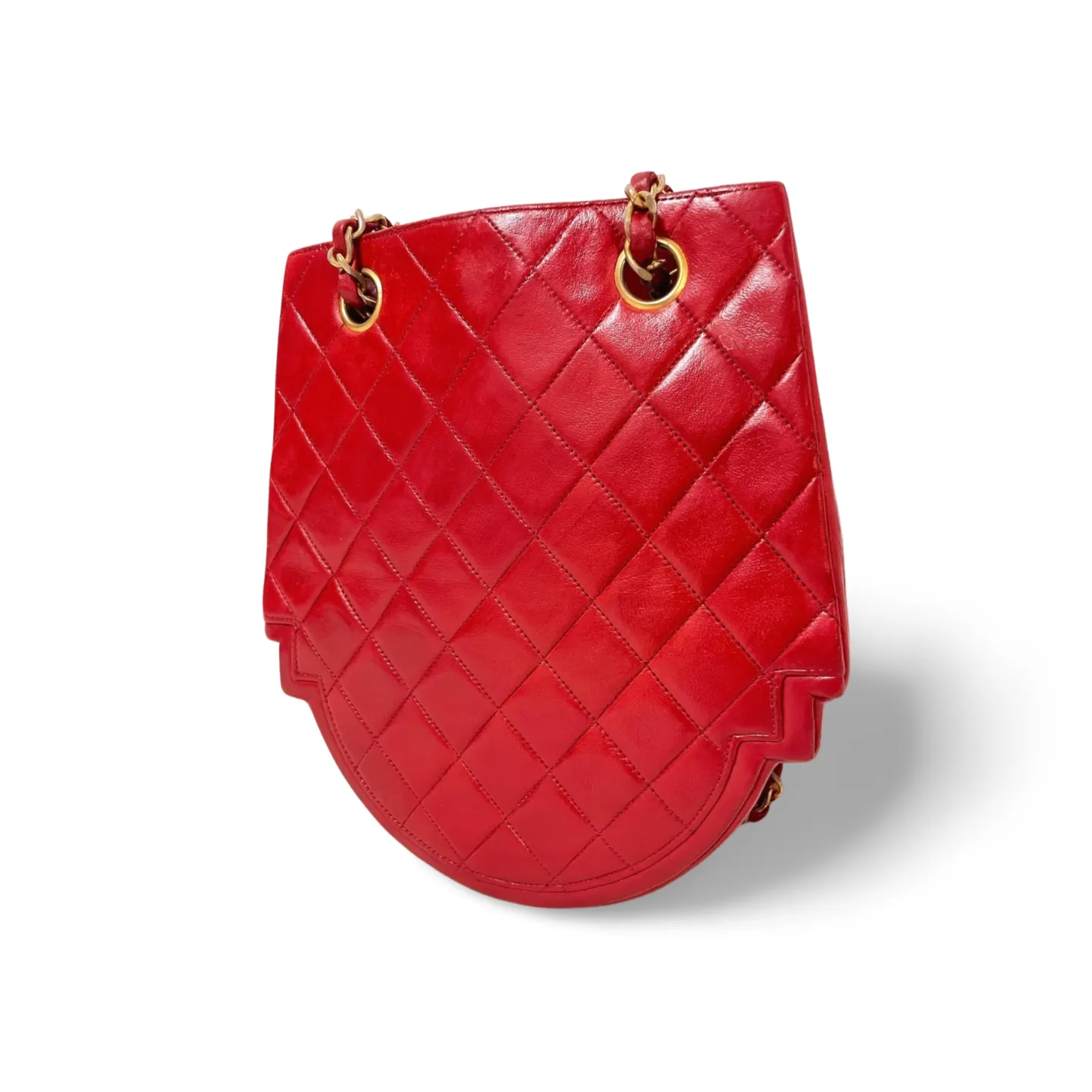 Vintage Chanel red lambskin chain shoulder bag with CC mark and gold chain in rare and unique round shape. 060723ac3