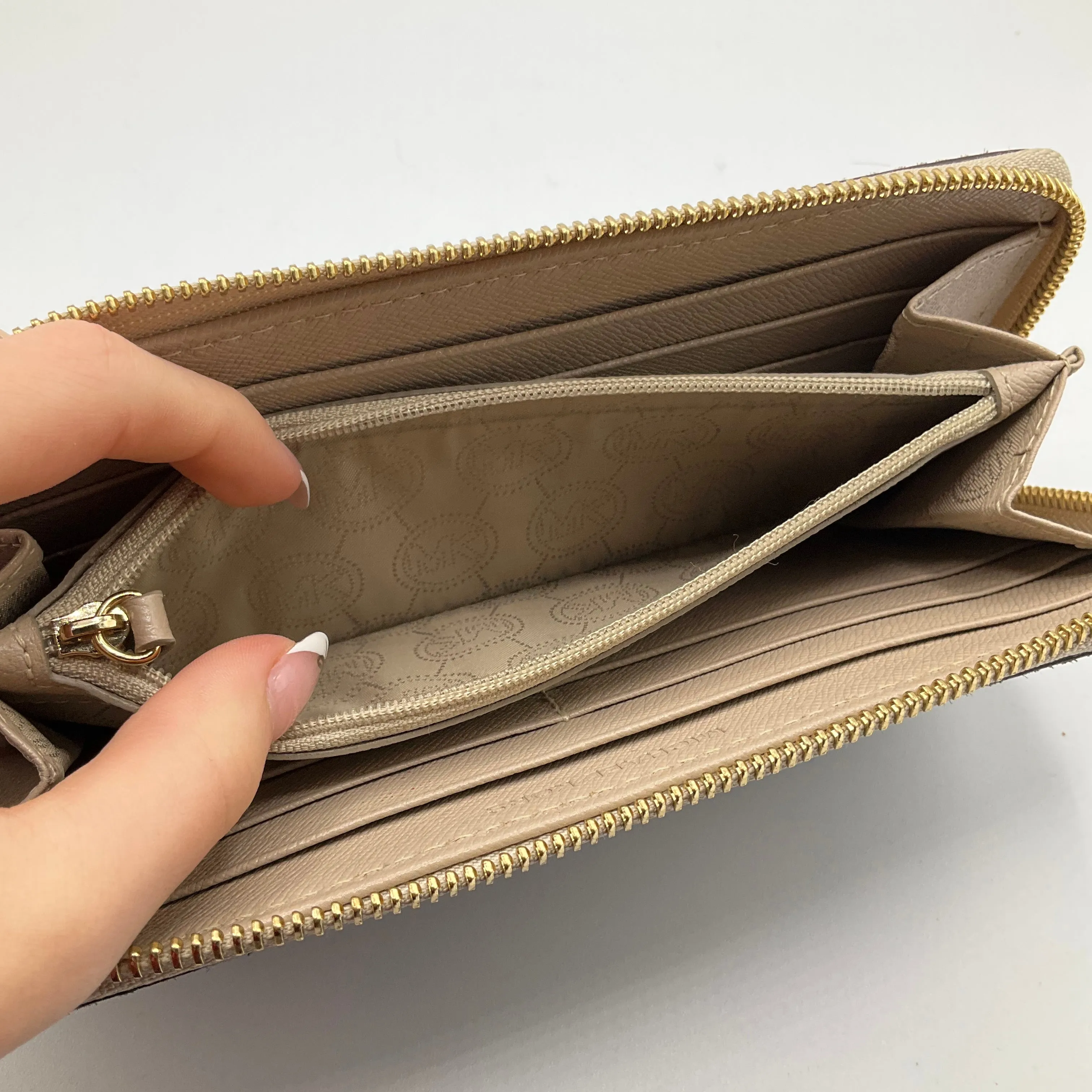 Wallet Designer By Michael Kors  Size: Medium
